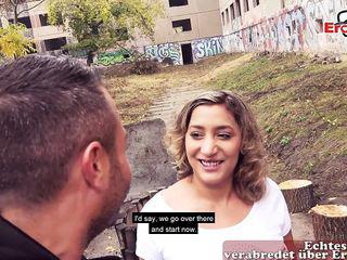 Busige deutsche Frau trifft sich mit einem Fremden für Sex