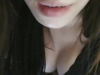 Junge Asiatin kann mit einem Schwanz gut umgehen