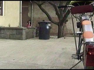 Wilde Brünette braucht die Bestrafung ihrer Muschi