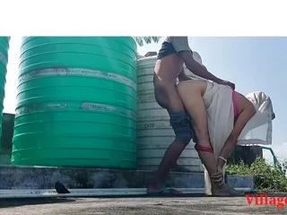 Die Frau fickt draußen mit dem Dorf fremd